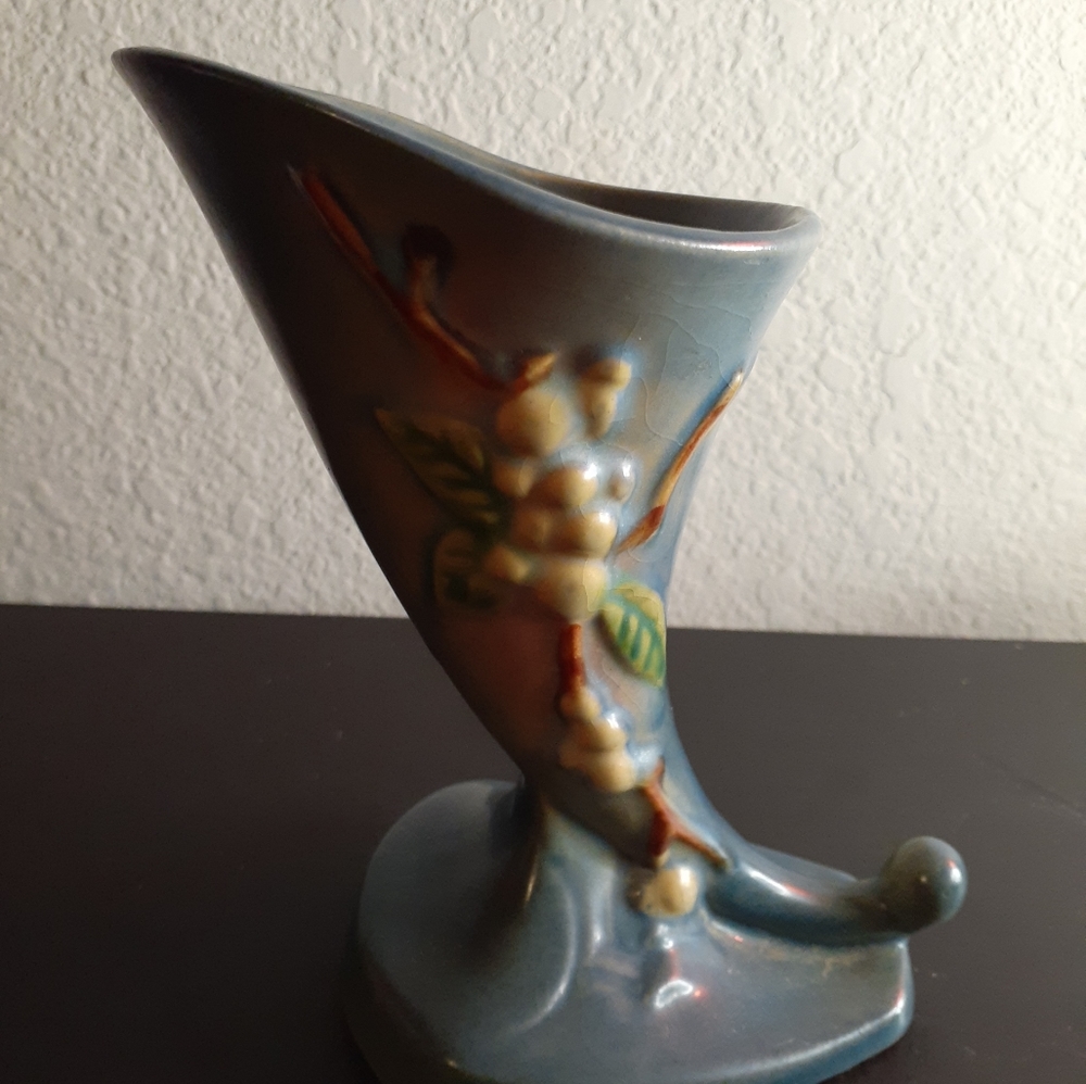 GORGEOUS Roseville Pottery 6" Cornucopia Bud Vase.